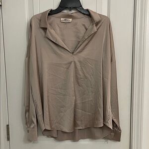 LaBiz Women's Tan almost metal looking long sleeve Blouse size large